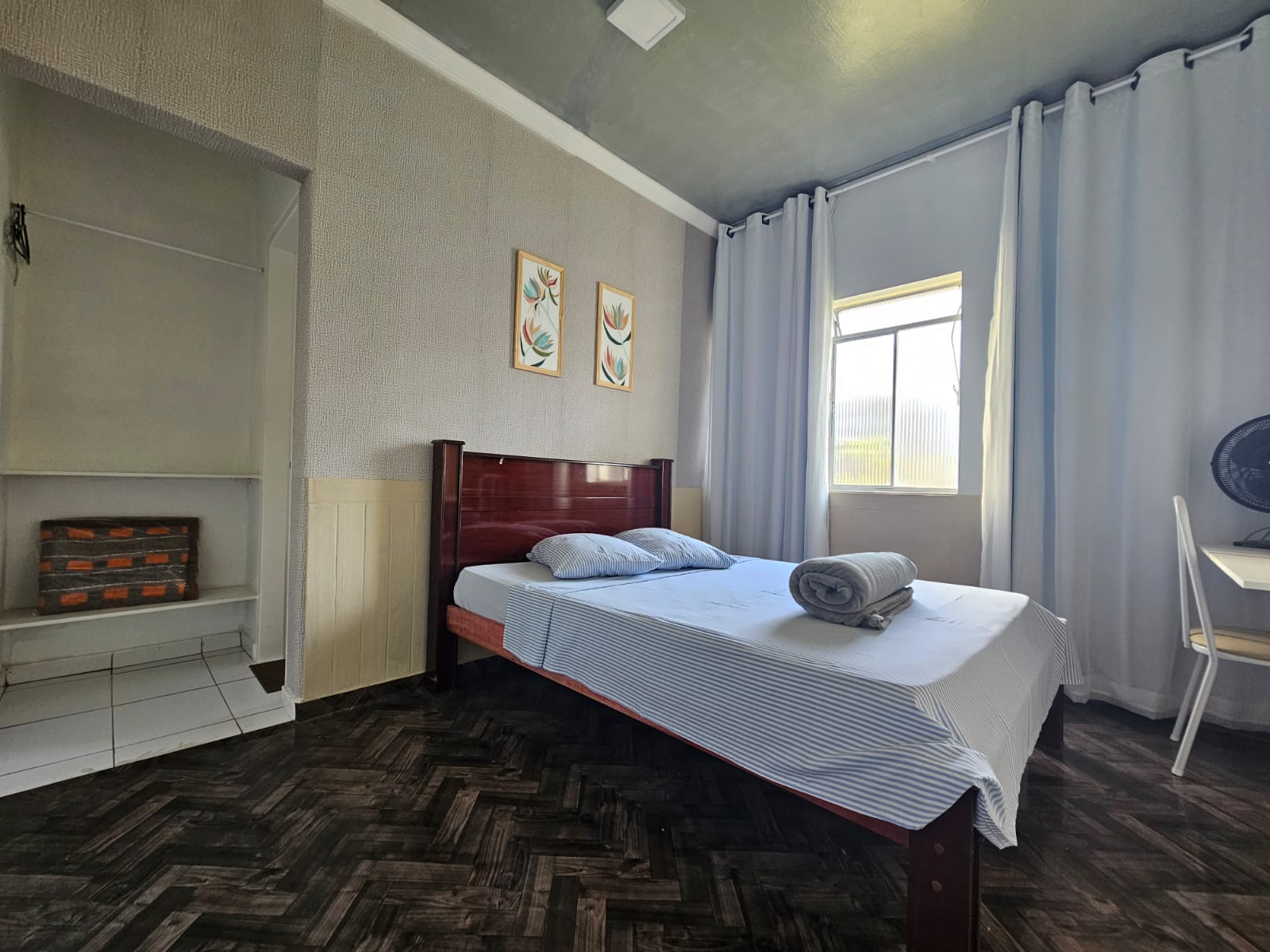 Quarto com três camas